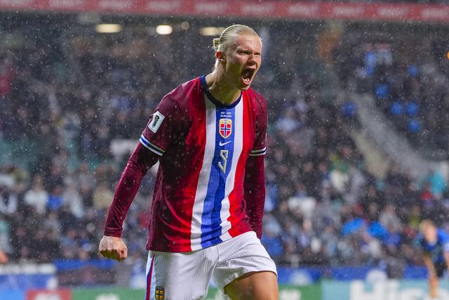 Erling Haaland leva quatro golos em quatro jogos e quatro vitórias pela Noruega na competição