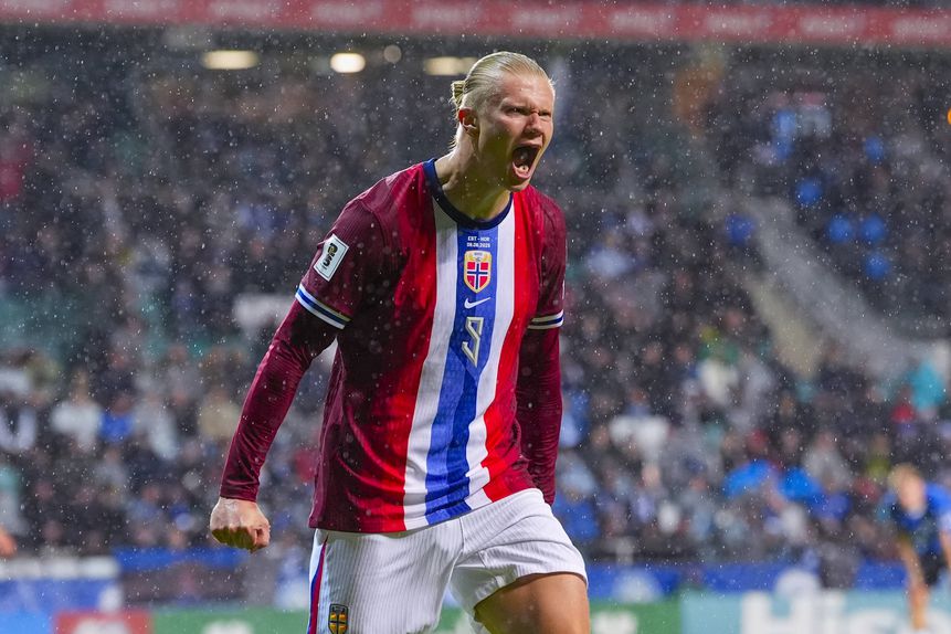Erling Haaland leva quatro golos em quatro jogos e quatro vitórias pela Noruega na competição