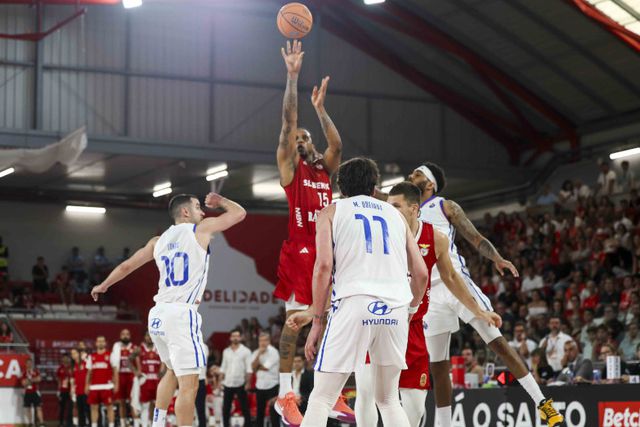 Betinho, jogador da equipa de basquetebol do Benfica, no jogo com FC Porto da final do play-off da Liga Betclic 2024-25. Foto SL Benfica
