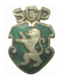 «Em 1945, surge um novo e quarto emblema, onde se destaca a sigla do clube, pela primeira vez a coroar o símbolo. O escudo mantinha o fundo verde, com o leão rampante e a sigla a branco. O símbolo adopta uma forma recortada, em forma de escudo.»