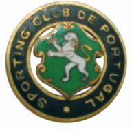 «A 1 de abril de 1913, o Sporting conta com o seu segundo emblema: um leão rampante branco num escudo de fundo verde, envolvidos por uma cercadura preta com o nome do clube escrito a branco por extenso: Sporting Club de Portugal.»