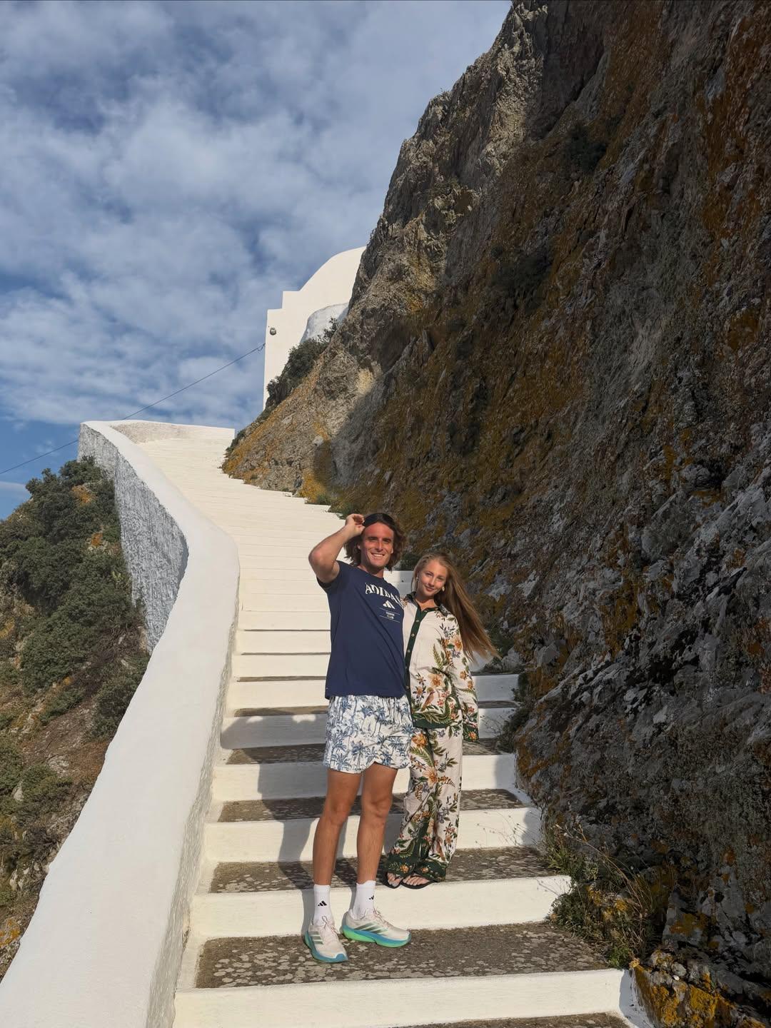 Kristen Thoms e Tsitsipas - Foto: Tsitsipas/Instagram