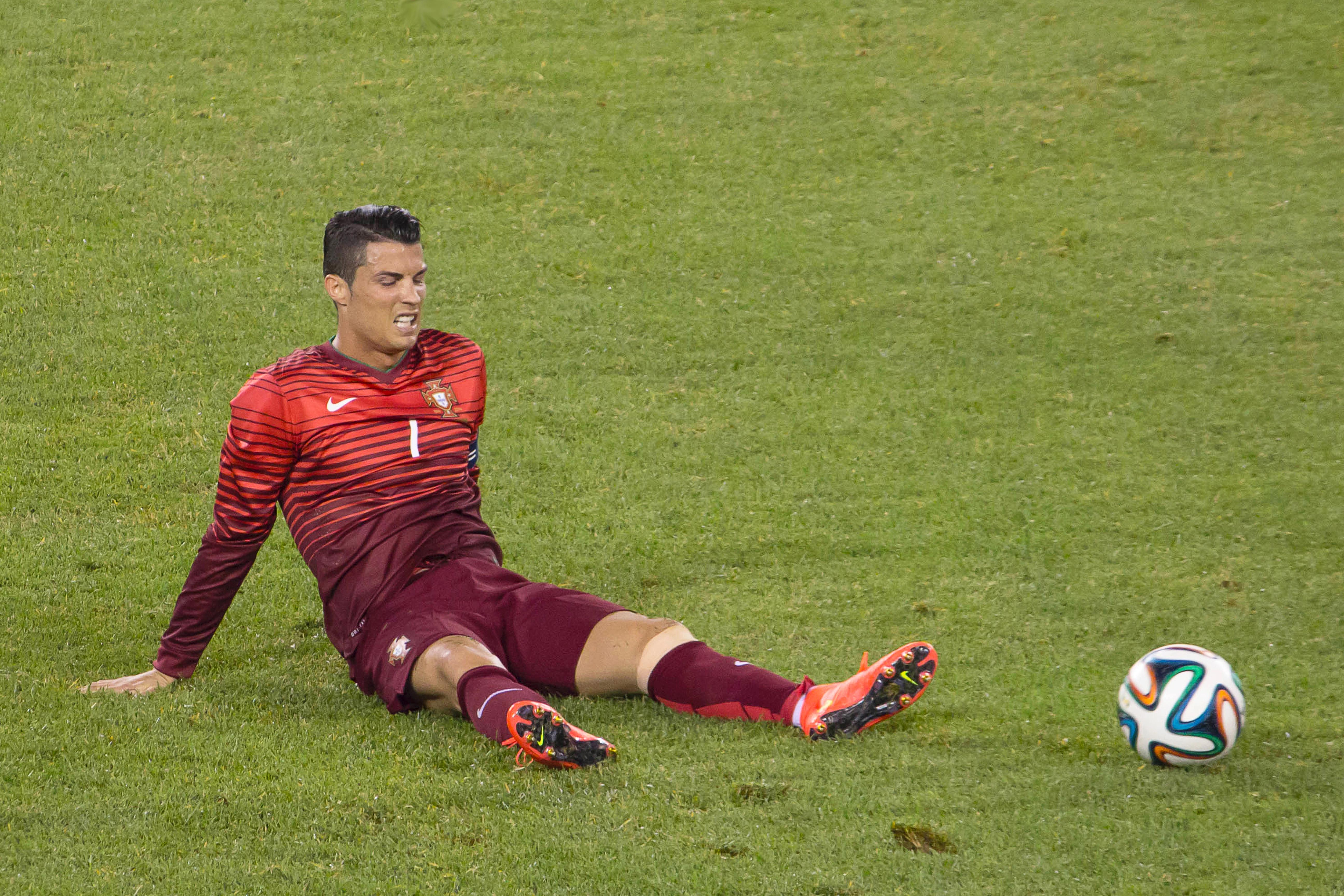 O Mundial mais curto foi em 2014. CR7 jogou limitado, com uma lesão na coxa e uma tendinite no joelho esquerdo. Ronaldo foi titular nos três jogos, disputando 270 minutos. Só marcou ao Gana, no jogo que ditou a eliminação de Portugal (IMAGO)