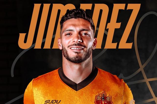 A imagem da oficialização de Raúl Jiménez. Foto X/wolves