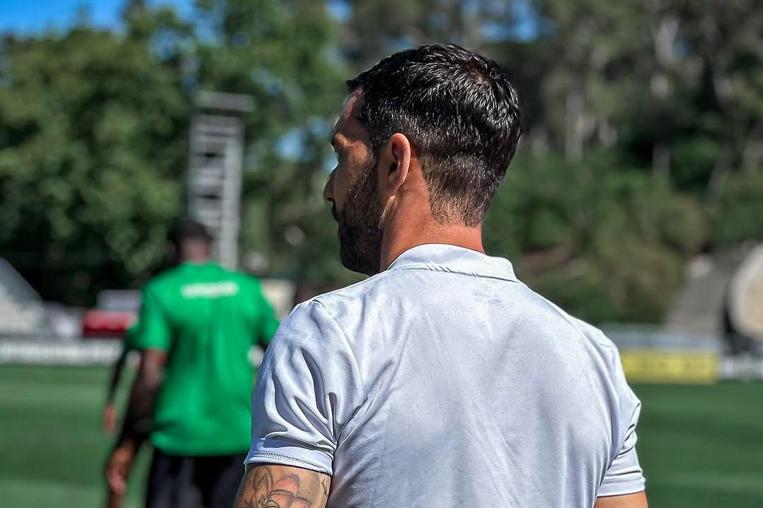 Mika, jovem treinador de 38 anos do Leça - Foto: @lecafc