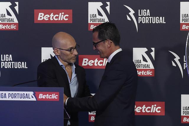 Ricardo Domingues, presidente da APAJO - aqui com Pedro Proença - alerta para riscos de apostas em sites ilegais