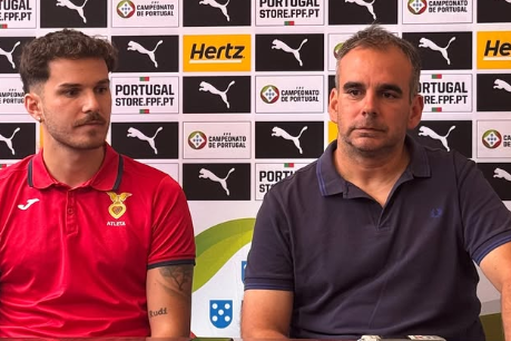 Treinador Natan Costa e médio Bruno Paula, do Vitória de Sernache - Foto: @gdvsernache