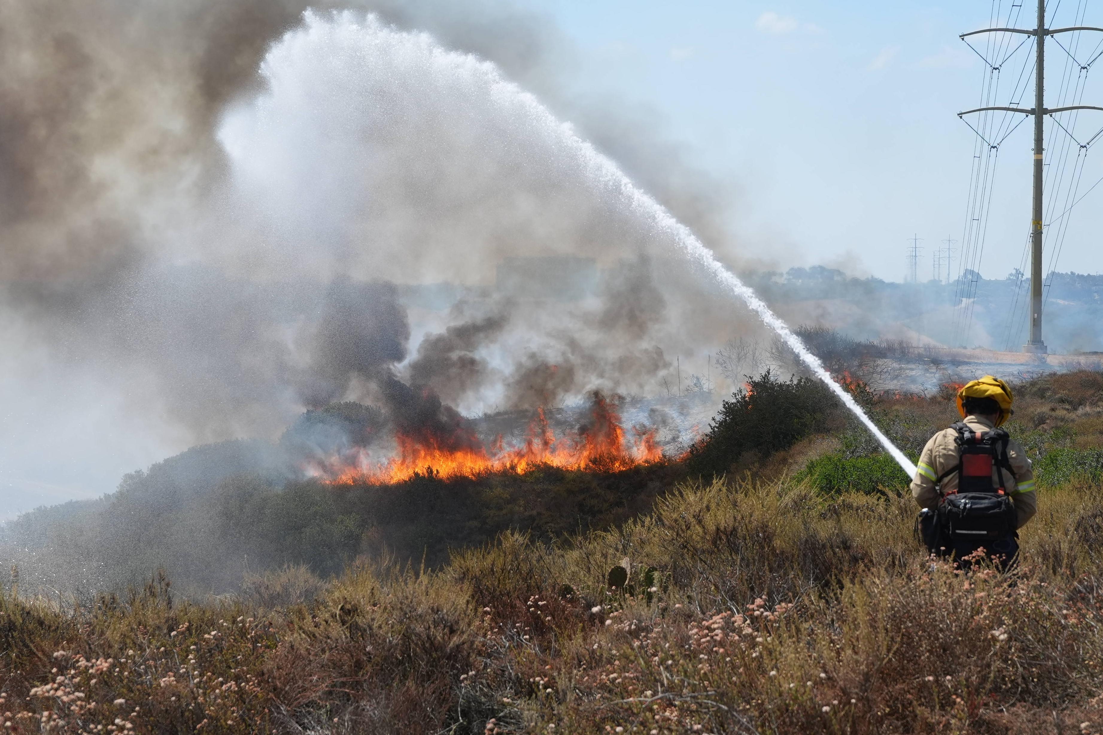 Bombeiros combateram fogo em Sorrento Valley, a menos de 10 km do hotel