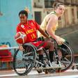 Aurora Yondondo controla a bola e resiste à marcação australiana (Foto FIBA)