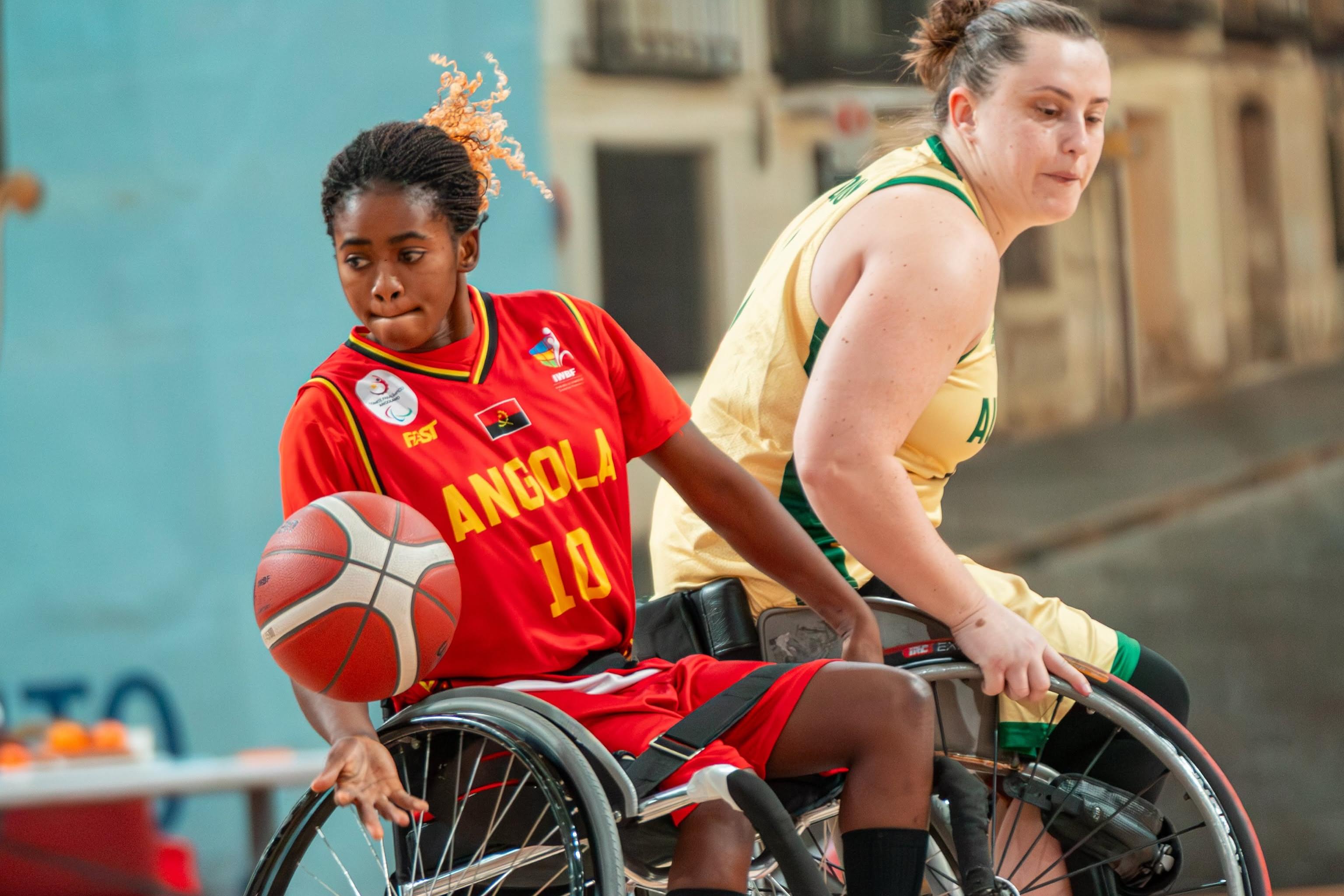 Aurora Yondondo controla a bola e resiste à marcação australiana (Foto FIBA)