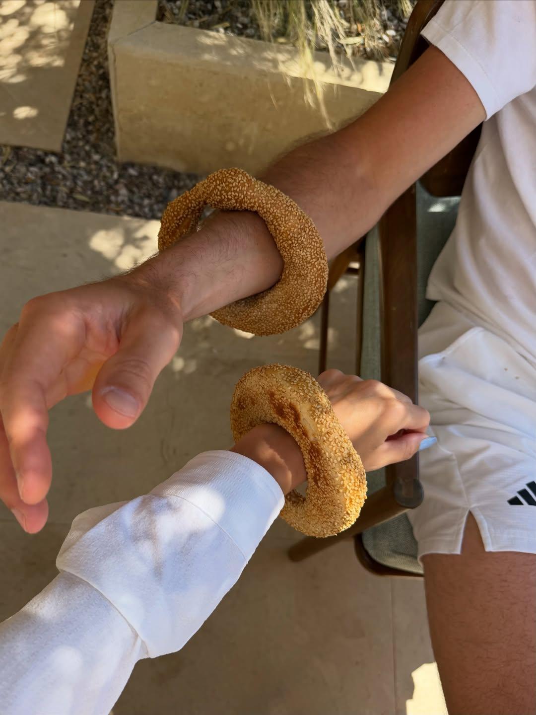 Kristen Thoms e Tsitsipas - Foto: Tsitsipas/Instagram