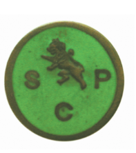 «1907 - Primeiro emblema: a Casa Anjos, de Lisboa, apresenta o primeiro emblema do Clube em forma circular com um leão rampante sobre as iniciais 'SCP', com fundo verde.»