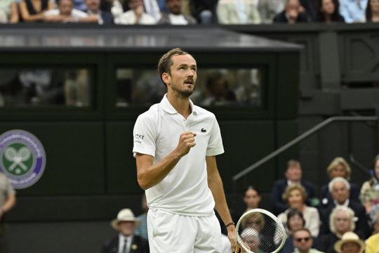 Wimbledon: Medvedev impõe-se a Sinner em maratona de cinco sets