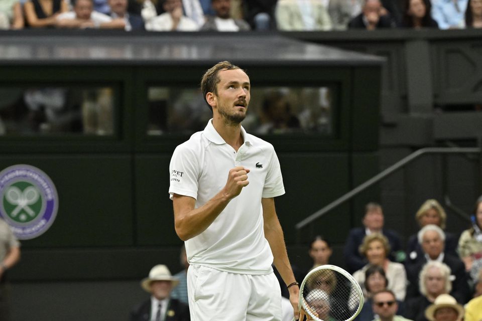 Wimbledon: Medvedev impõe-se a Sinner em maratona de cinco sets