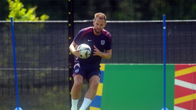 Apesar das críticas, Inglaterra treina com muitos sorrisos