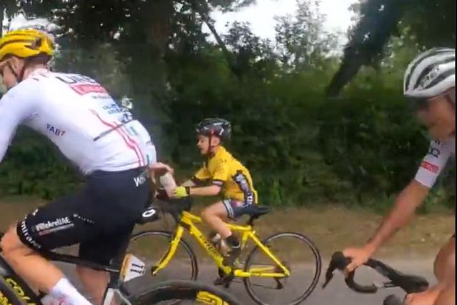 Vídeo: Pogacar faz delícias de jovem ciclista