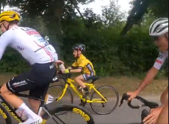 Vídeo: Pogacar faz delícias de jovem ciclista