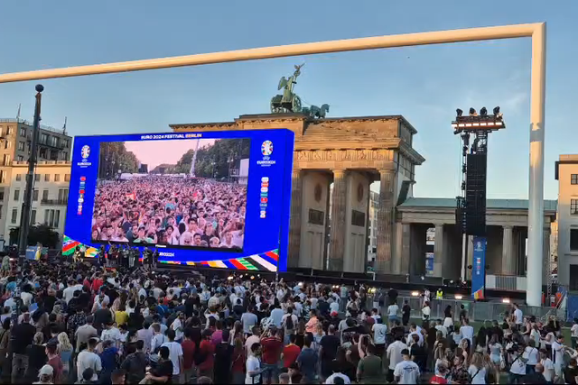 O ambiente na fan zone de Berlim antes do Espanha-França