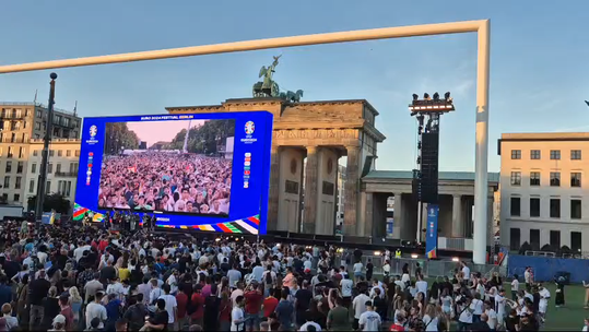 O ambiente na fan zone de Berlim antes do Espanha-França