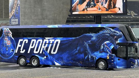 Fotos: veja o novo visual do autocarro do FC Porto