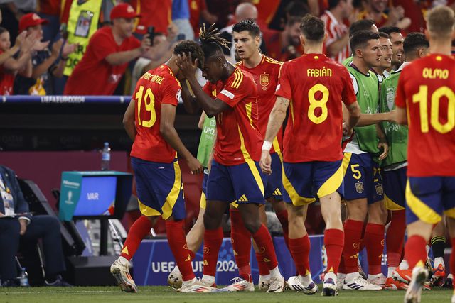 Futebol selvagem de Espanha encanta e dá bilhete para a final de Berlim