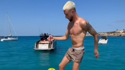 VÍDEO: Debast dá toques na bola num barco em Ibiza