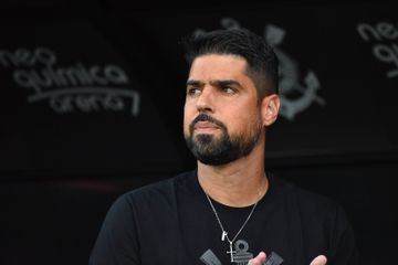 António Oliveira despede-se do Corinthians... com farpas: «Não bastou eu querer...»