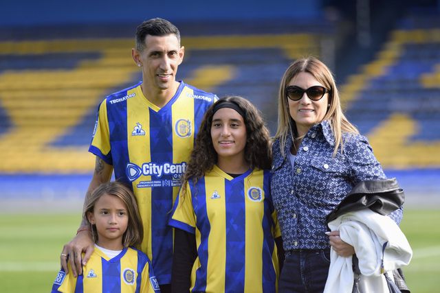 Ángel Di María ao lado da sua família, a mulher e as duas filhas no Rosario Central