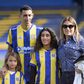 Ángel Di María ao lado da sua família, a mulher e as duas filhas no Rosario Central