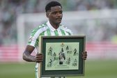 William Carvalho homenageado por ser o jogador estrangeiro com mais jogos pelo Betis