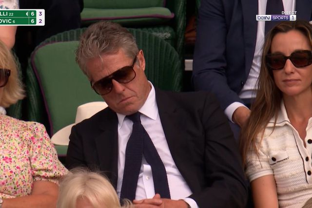 Estava assim tão aborrecido? Hugh Grant foi a Wimbledon ver Djokovic e... adormeceu (vídeo)