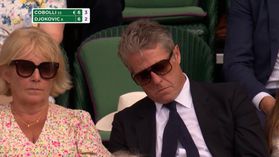 Estava assim tão aborrecido? Hugh Grant foi a Wimbledon ver Djokovic e... adormeceu (vídeo)