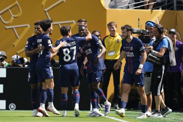 Jogadores do PSG a celebrarem um dos três golos ao Real Madrid