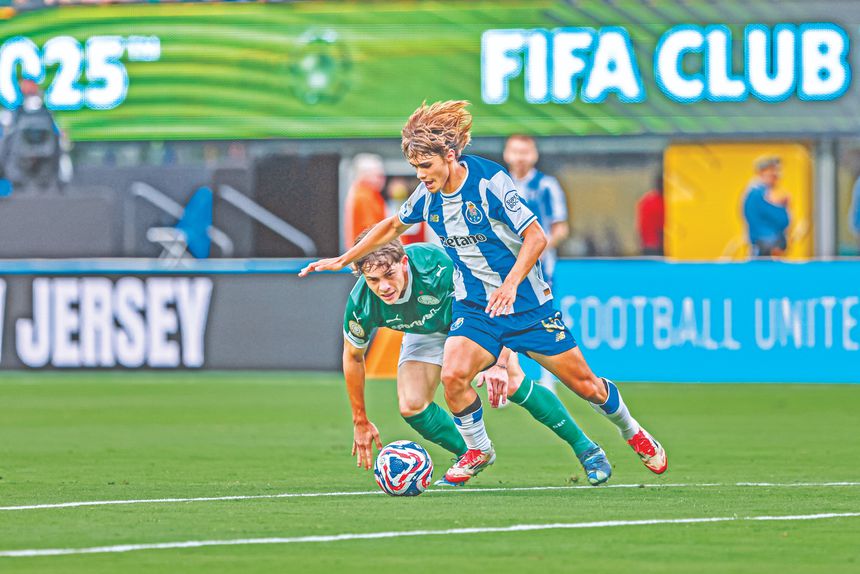 Coqueluche do emblema azul e branco está na forja para passar a ostentar o número 10 (Foto: Catarina/Morais/Kapta+)