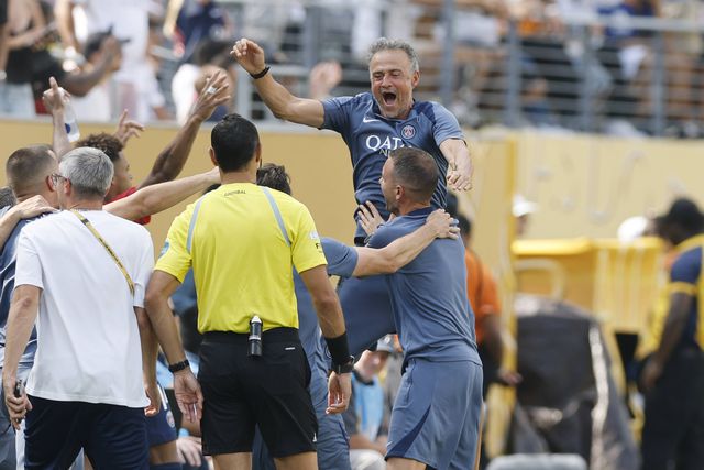 Luis Enrique a festejar um dos quatro golos do PSG ao Real Madrid