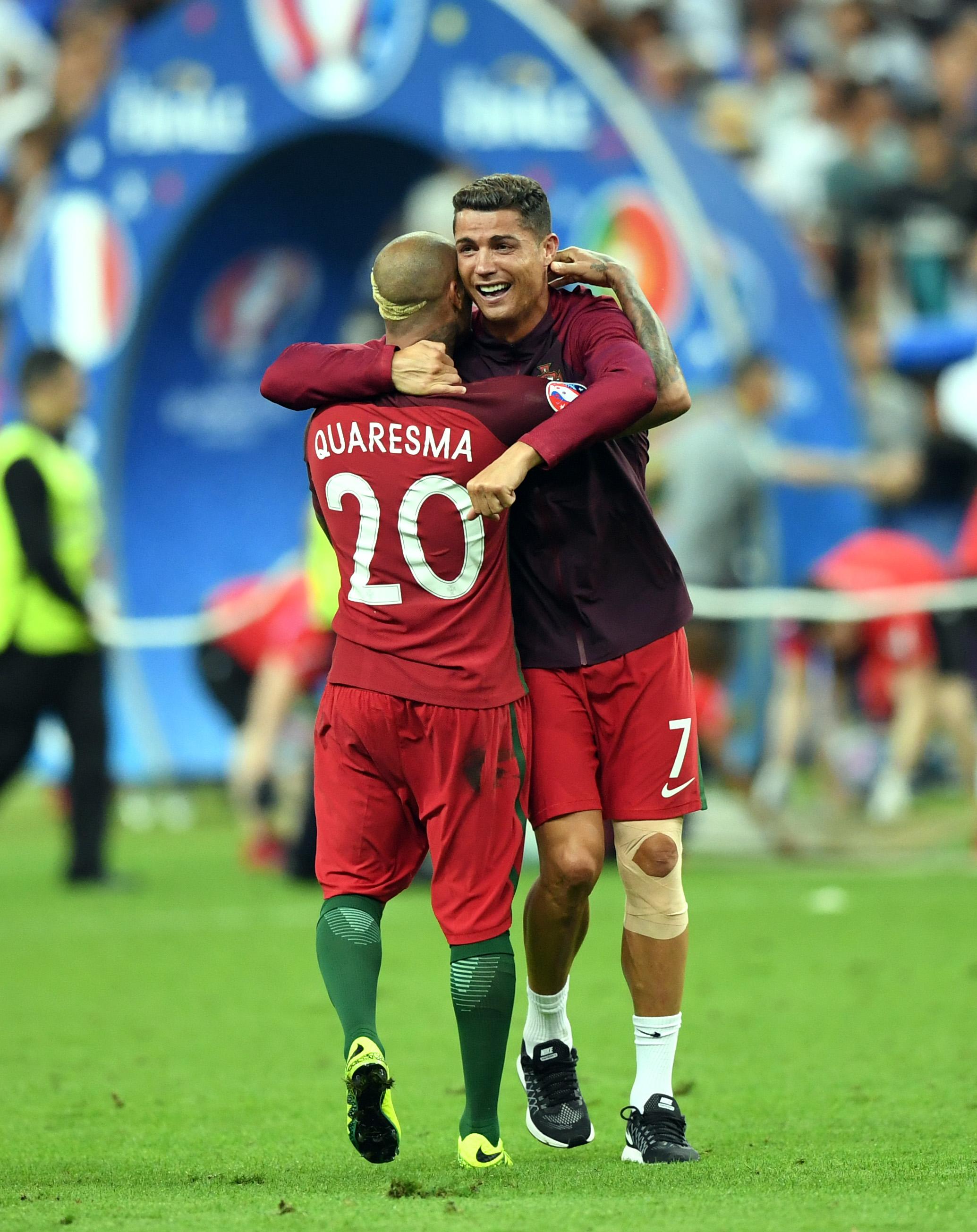 O abraço de Cristiano Ronaldo a Ricardo Quaresma, que o substituiu na final do Euro (foto: Miguel Nunes)