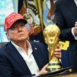 Donald Trump segura troféu do Mundial