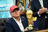 Donald Trump segura troféu do Mundial