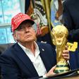 Donald Trump segura troféu do Mundial