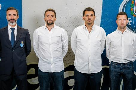 José Tavares com os treinadores de juniores, juvenis e iniciados - Foto: FC PORTO