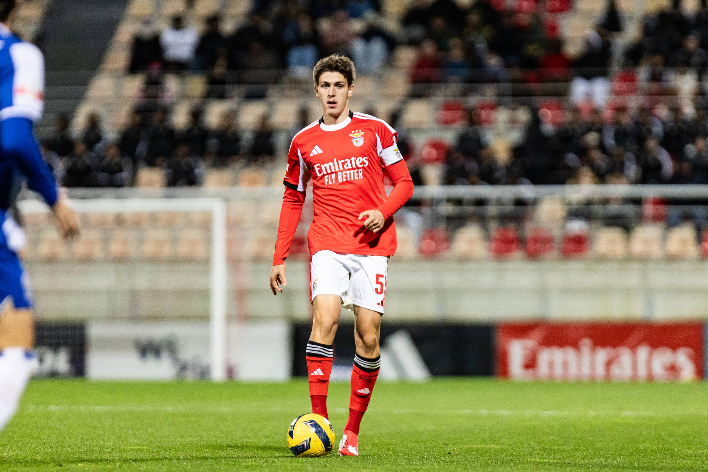 João Fonseca. Defesa-central de 19 anos. Chamado por Marco Silva para os trabalhos de pré-época, mas já desceu à equipa B. Na época passada, fez 20 jogos na Segunda Liga e mais dois na Youth League