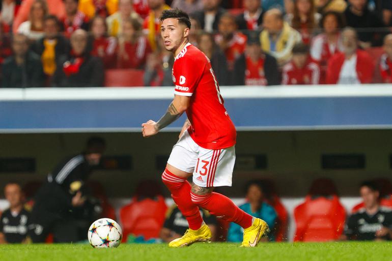 Enzo Fernández, uma das melhores contratações do Benfica nos últimos anos. Chegou ao Benfica no verão de 2022 e rapidamente se assumiu no onze de Schmidt. Esteve meia época na Luz, saindo para o Chelsea no mercado de inverno de 2023, numa saída polémica