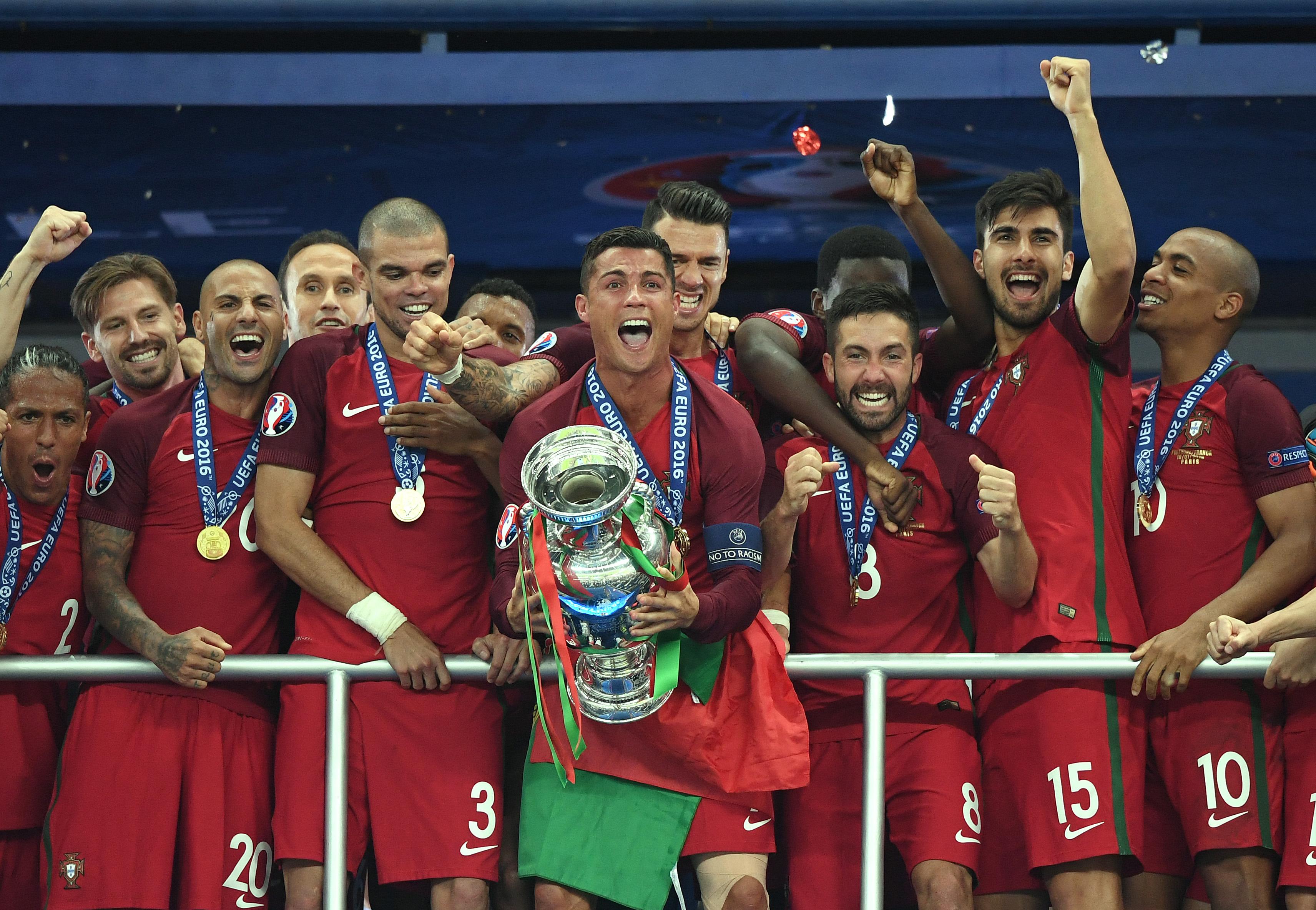 Cristiano Ronaldo ergue o troféu com toda a equipa na 'varanda' (foto: Miguel Nunes)