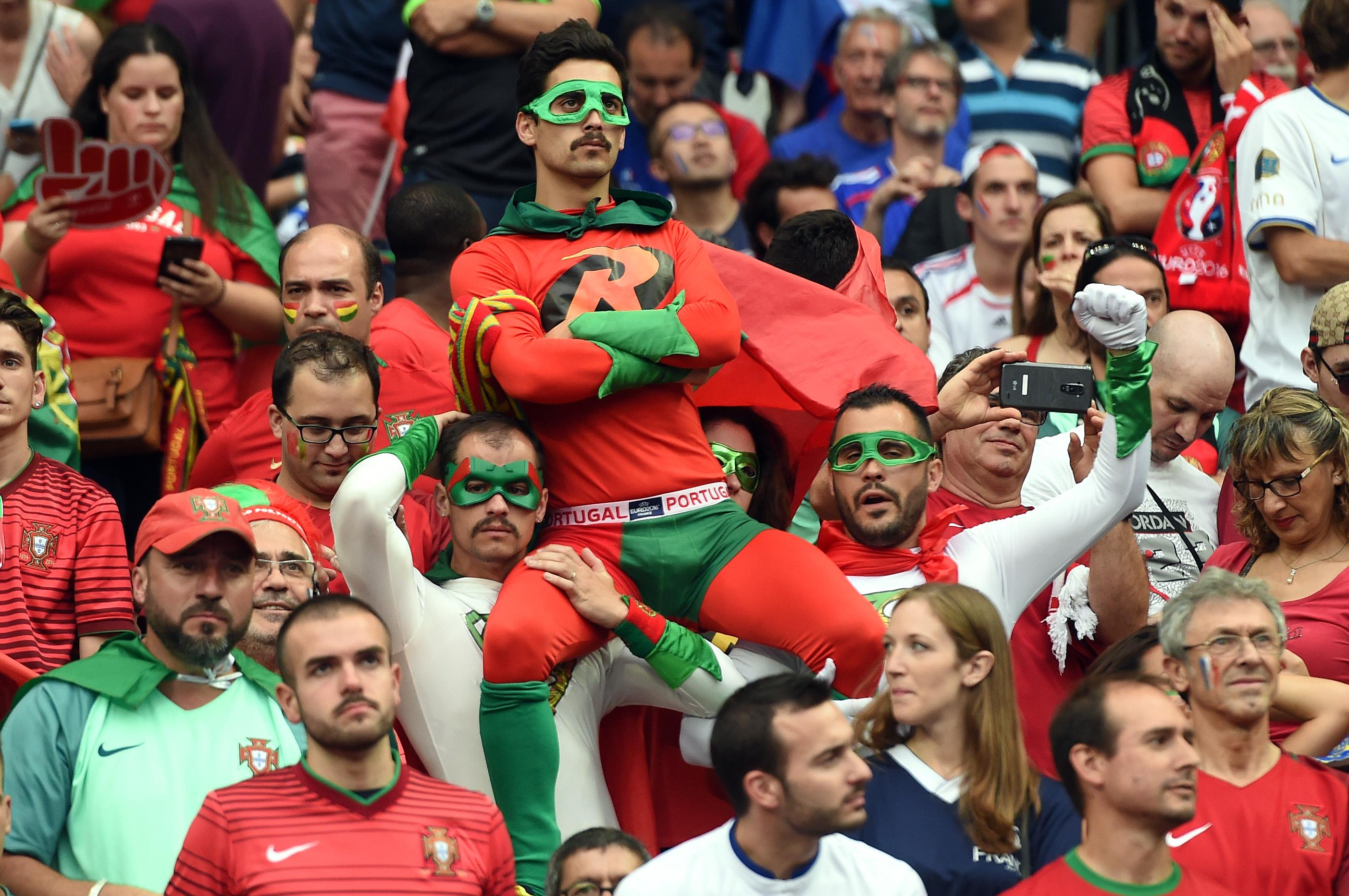 Adeptos portugueses no Stade de France (foto: Miguel Nunes)