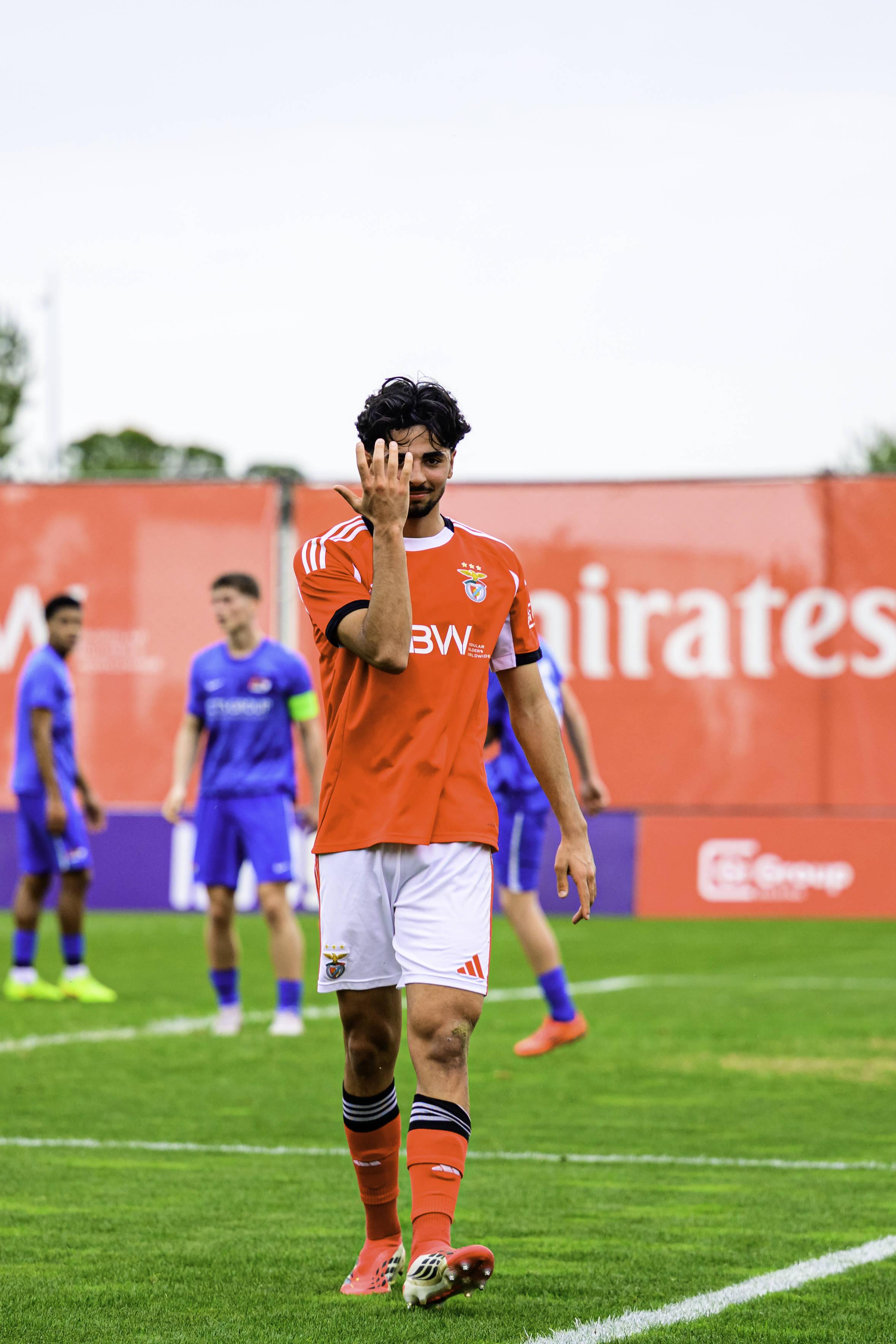Miguel Figueiredo. Campeão mundial de sub-17 por Portugal. O médio de 17 anos foi chamado por Marco Silva para os trabalhos de pré-época do Benfica