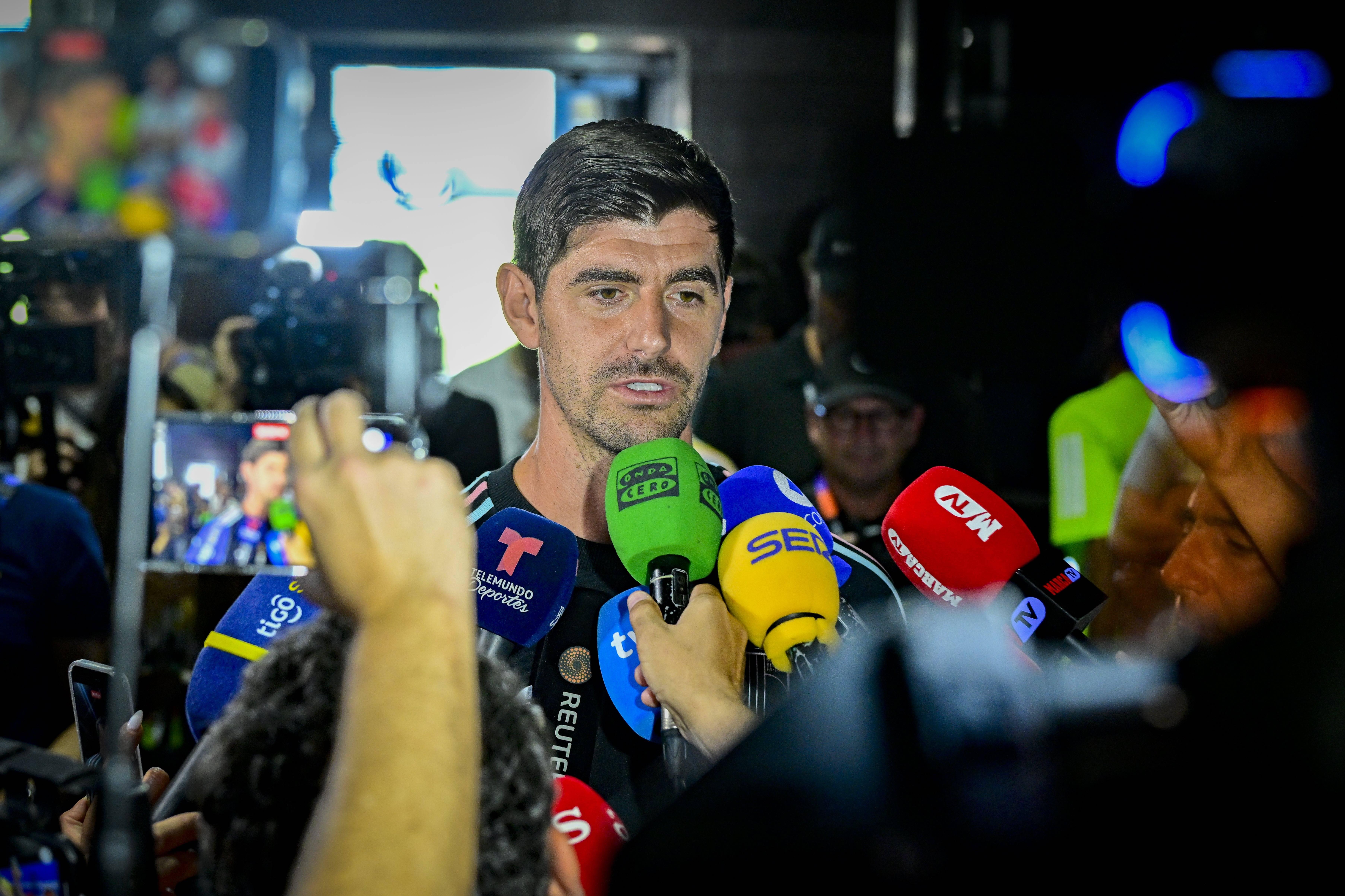 Courtois a falar aos jornalistas