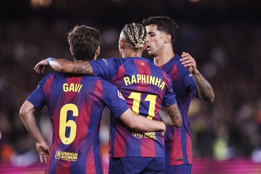 Gavi, Raphinha e Cancelo festejam golo do Barcelona