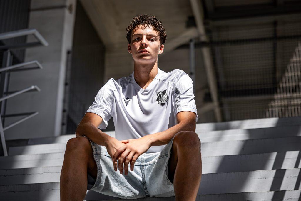 Santiago Verdi. Médio de 18 anos e campeão da Europa e do Mundo de sub-17 por Portugal. Ainda procura a estreia na equipa A do Vitória de Guimarães - Foto: Vitória de Guimarães