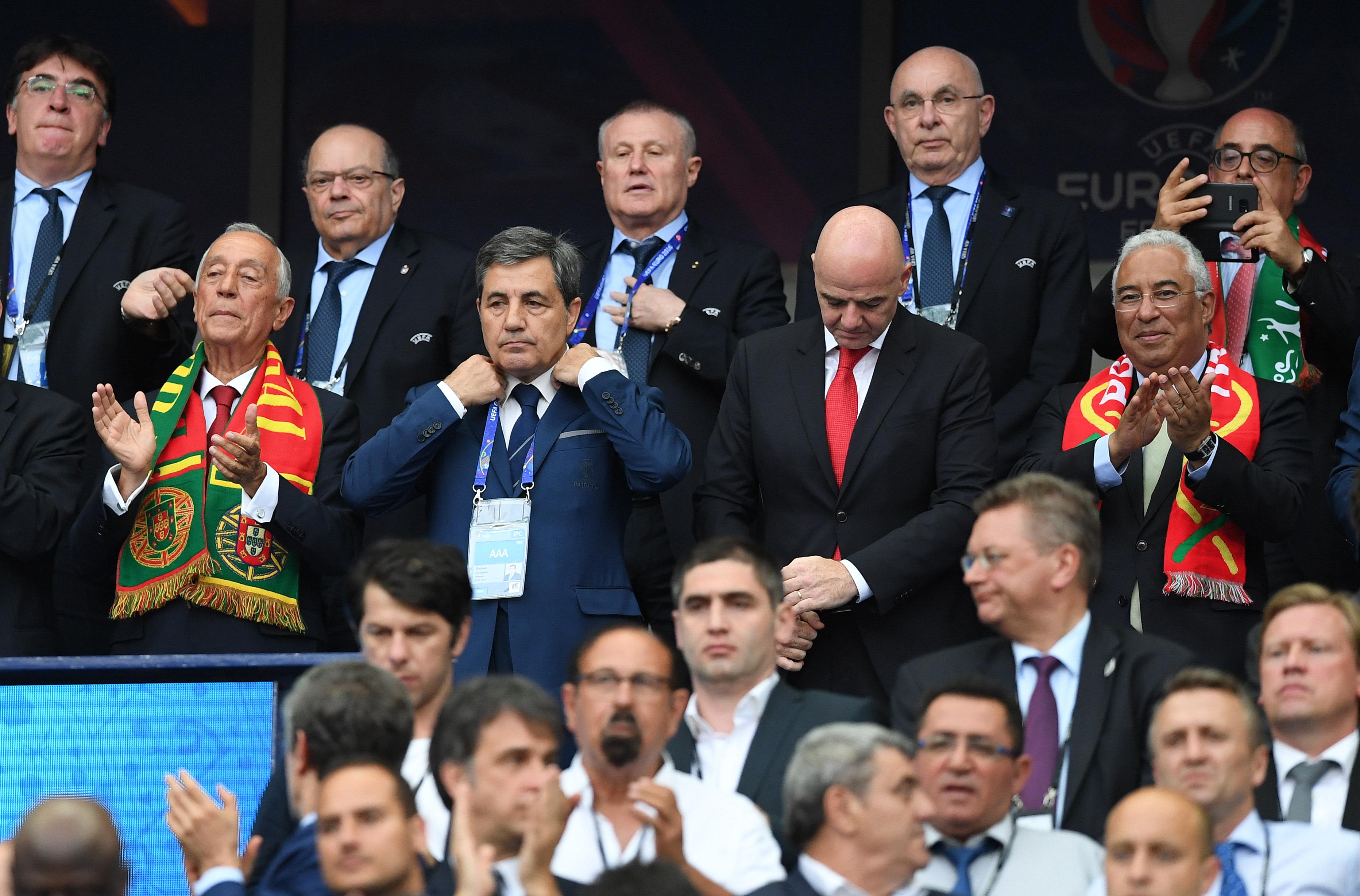 Gianni Infantino, que já era presidente da FIFA, na tribuna com Marcelo Rebelo de Sousa, Fernando Gomes e António Costa, então Presidente da República, presidente da Federação Portuguesa de Futebol e primeiro-ministro, respetivamente (foto: Miguel Nunes)