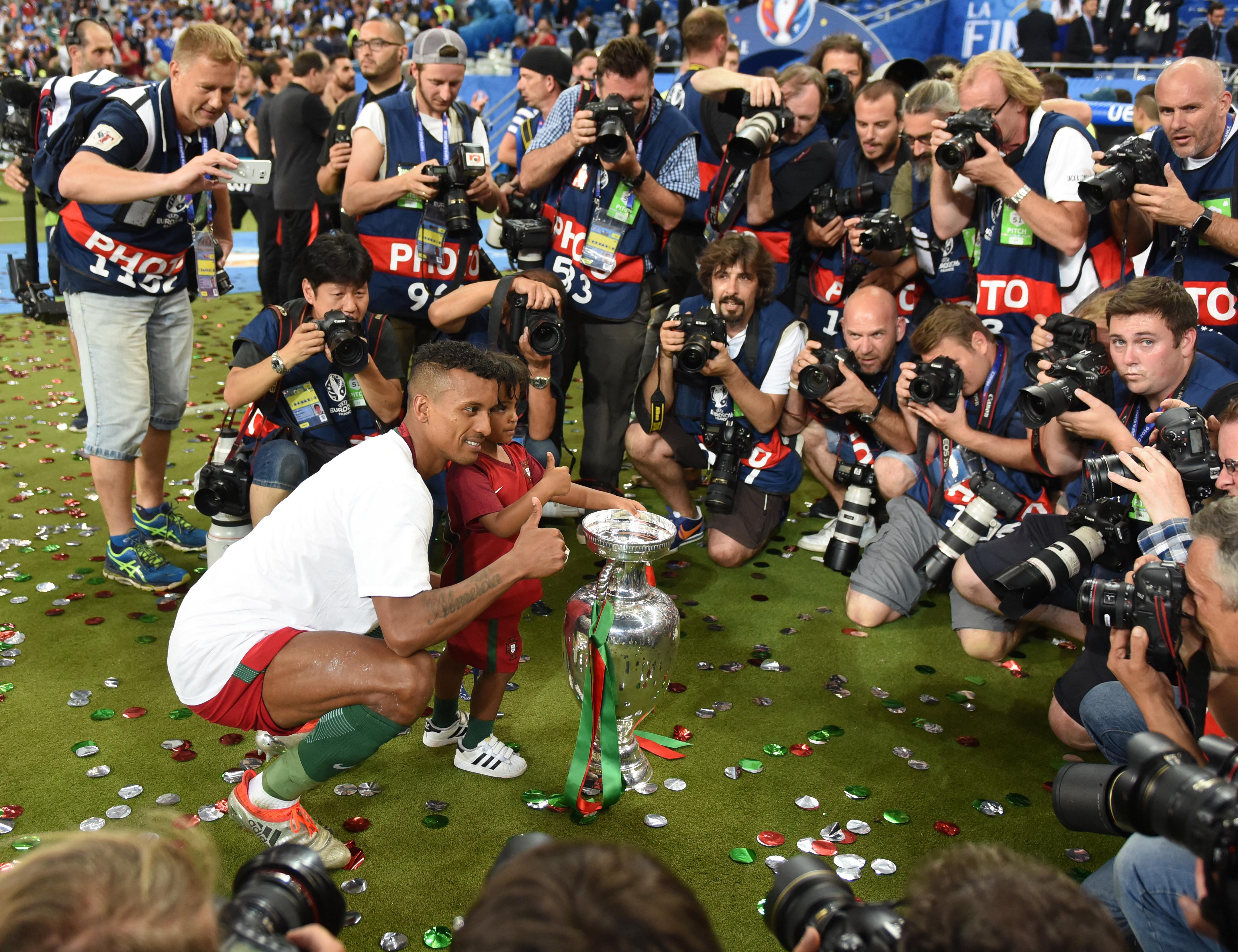 Nani posa com o troféu tão desejado (foto: Miguel Nunes)